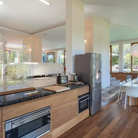 Madeleine Сен-Тропе