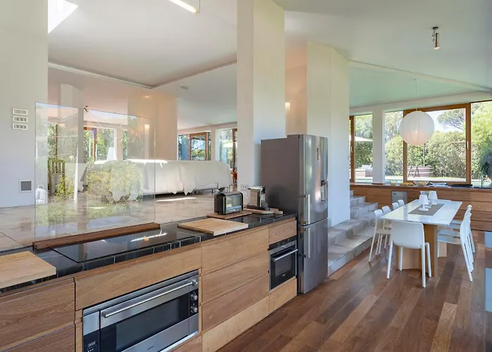 Madeleine Saint-Tropez